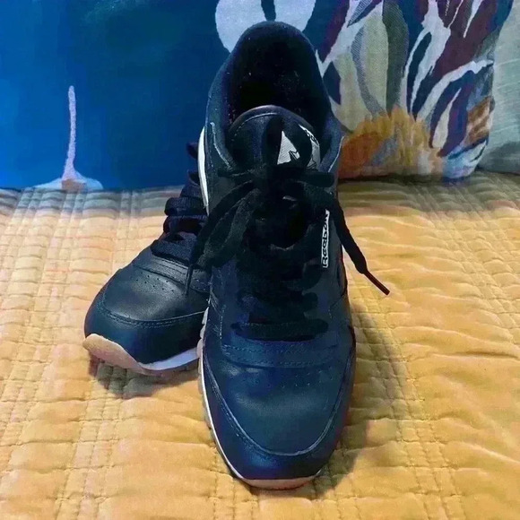 Reebok Men’s Classic Leather Sneaker, Navy, Size  6 - Picture 2 of 7